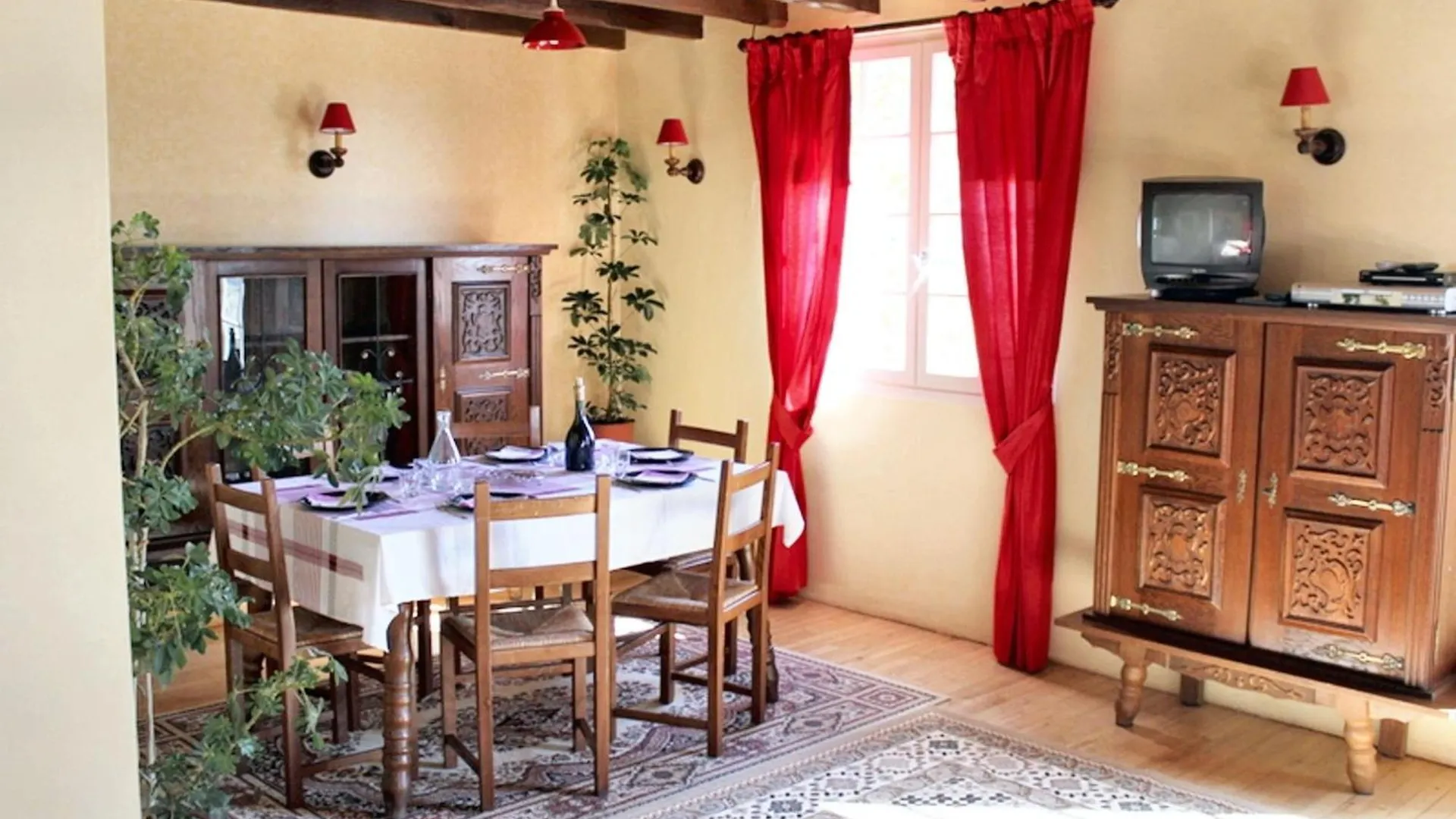 Maison Familiale Avec Piscine Partagee A Moissac, Jardin
